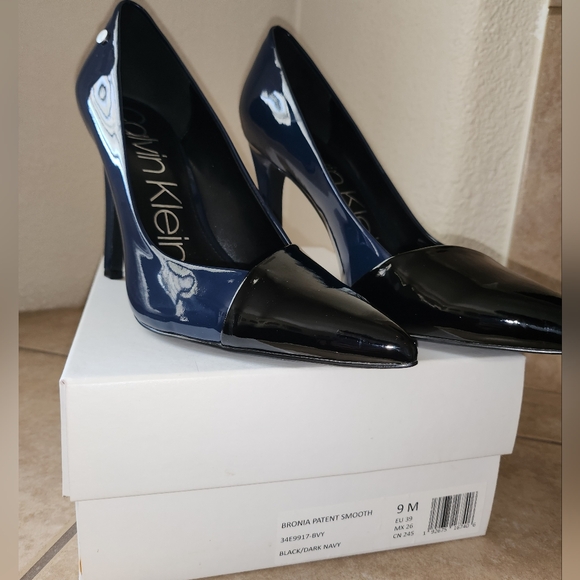 Bronia Women's Calvin Klein Pump Dark Navy/Black size 9 - Picture 2 of 4